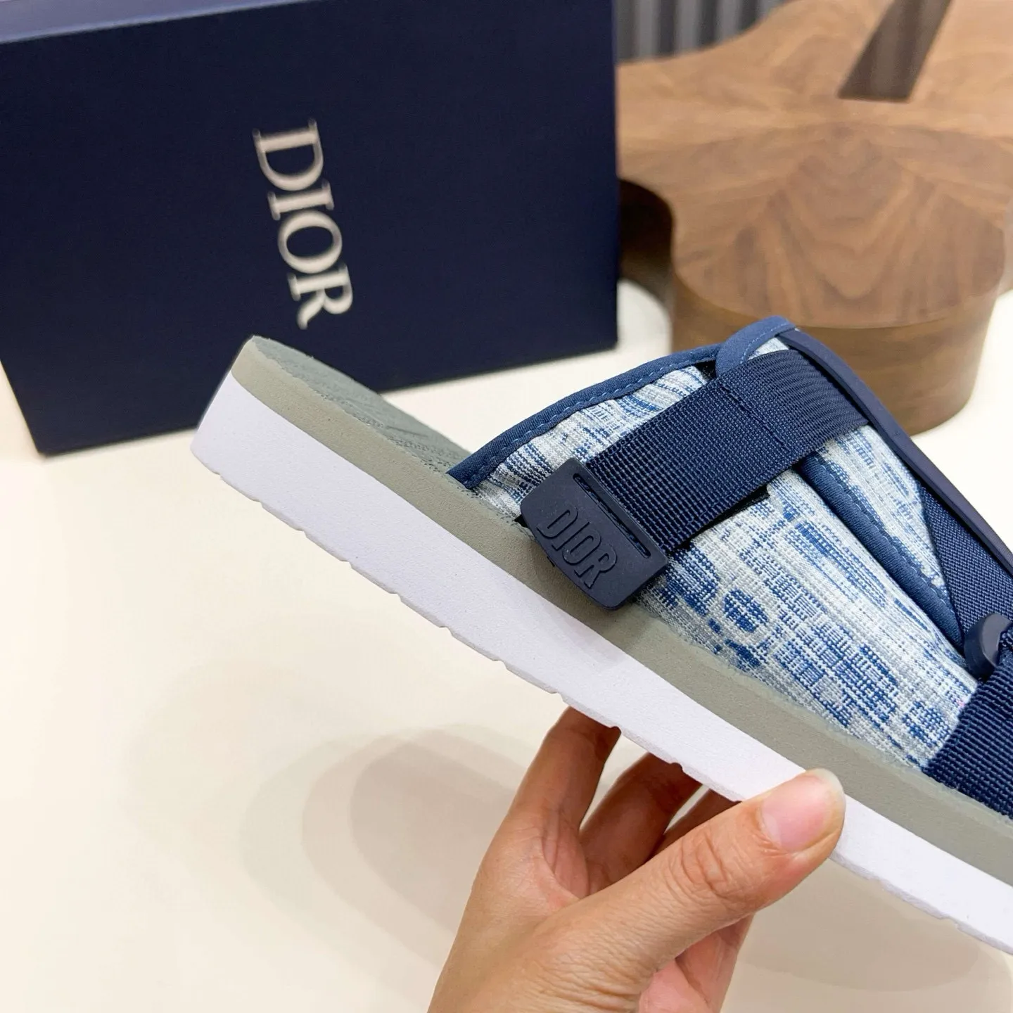 Factory price: 280💰Dior Alias ​​men's leather slippers. This Alias ​​sandal is a new summer product, showing a casual and elegant style. Carefully crafted from grained cow leather and Oblique printed fabric, with cowhide lining! Cross-strap design with metal-clad brass CD Diamond logo. The imported cowhide leather and rubber sole adds sophistication and comfort, while Oblique print-effect anti-slip panels add style. Size: 38-44 (45 customized)